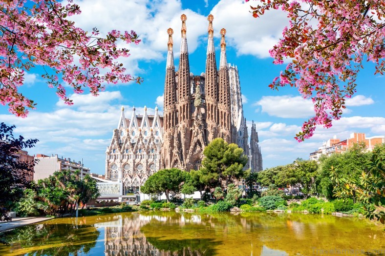 barcelona a travel guide for tourists 10
