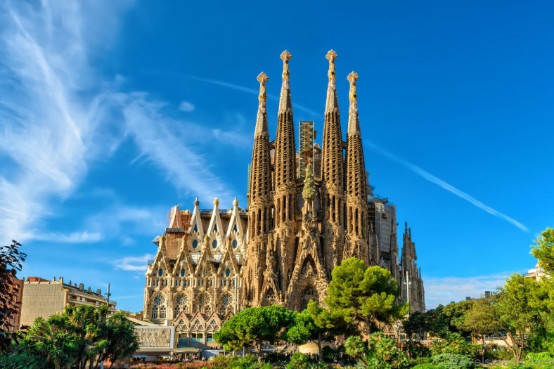 barcelona a travel guide for tourists 7